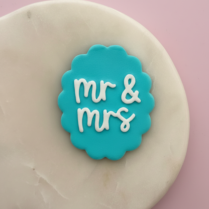 Decorative fondant with 'mr & mrs' text on a pink background